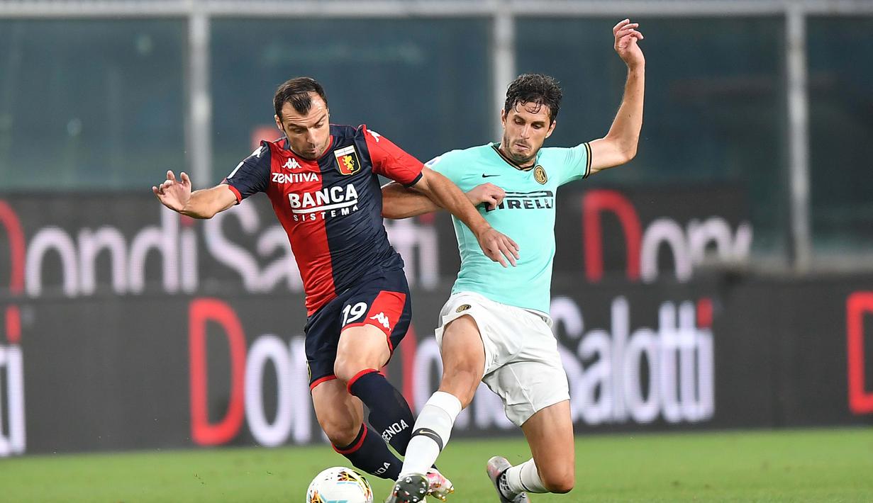 Pemain Genoa Goran Pandev (kiri) berebut bola dengan pemain Inter Milan pada pertandingan Serie A di Stadion Luigi Ferraris, Genoa, Italia, Sabtu (25/7/2020. Inter Milan mengalahkan Genoa 3-0. (Tano Pecoraro/LaPresse via AP)