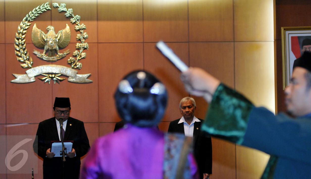 Wakil Ketua MPR RI Oesman Sapta Odang memimpin pembacaan sumpah atau janji Anggota MPR Pengganti Antar Waktu di Gedung Parlemen, Jakarta, Rabu (8/6). GKR Ayu Koes Indriyah dilantik menggantikan Sulistiyo yang meninggal dunia. (Liputan6.com/Johan Tallo)