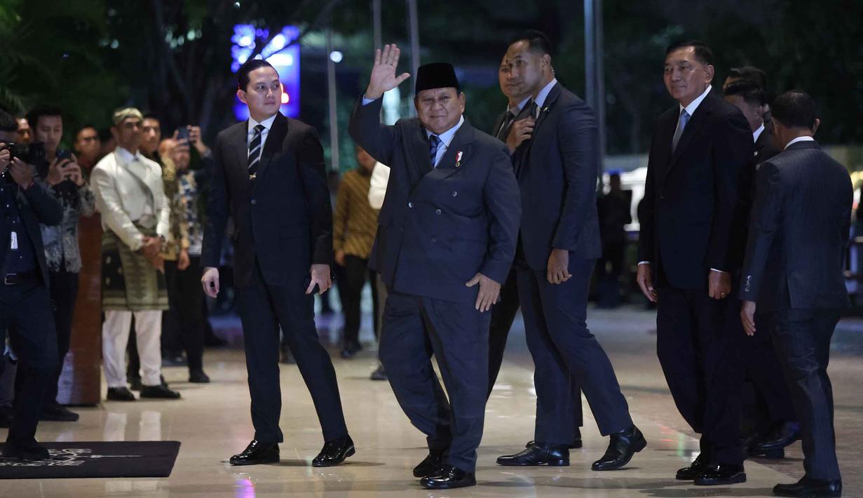 Presiden Republik Indonesia, Prabowo Subianto (tengah) saat tiba di lobby Hotel Raffles, Jakarta, untuk menghadiri resepsi pernikahan anak kedua musisi sekaligus kader Partai Gerindra Ahmad Dhani, El Rumi dan Syifa Hadju, Minggu 26 April 2026 malam. (Kapanlagi.com/Budy Santoso)