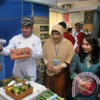 Walikota Bogor Bima Arya (tengah) menunjukkan buah asli khas Bogor, Bisbul saat mengunjungi Museum Nasional Sejarah Alam Indonesia, di jalan Juanda, Kota Bogor, Jawa Barat, Rabu (31/8/2016). (ANTARA FOTO/Arif Firmansyah)