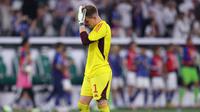 Ekspresi kiper Timnas Jerman, Marc-Andre Ter Stegen, setelah gawangnya kemasukan empat gol oleh Timnas Jepang dalam pertandingan persahabatan yang berlangsung di Volkswagen Arena, Wolfsburg, Minggu (10/9/2023). (AFP/Ronny Hartmann)