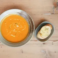Sup wortel lembut dengan warna oranye cerah menghadirkan menu harian yang ringan, hangat, sekaligus kaya nutrisi untuk tubuh. [Dok/Pexels.com/Towfiqu barbhuiya].