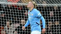 Pemain Manchester City, Erling Haaland, tampak kecewa setelah gagal mencetak gol ke gawang Bournemouth pada pertandingan lanjutan Liga Inggris di Vitality Stadium pada Sabtu (2/11/2024). (AFP/Justin Tallis)
