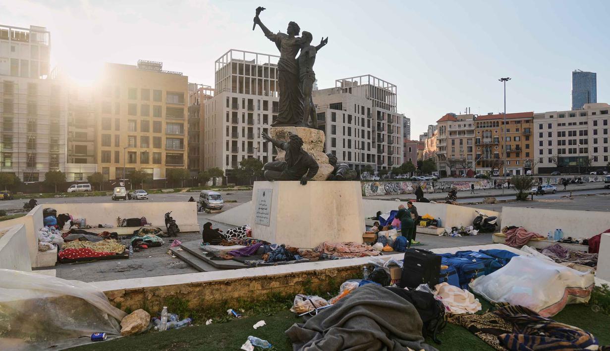 Kementerian Kesehatan Lebanon, pada Jumat 6 Maret 2026, melaporkan bahwa sedikitnya 123 orang tewas akibat rentetan serangan terbaru Israel terhadap negara tersebut. Tampak dalam foto, para pengungsi yang melarikan diri dari serangan udara Israel di Dahiyeh, pinggiran selatan Beirut, tidur di Lapangan Martir di pusat kota Beirut, Lebanon, Sabtu 7 Maret 2026. (AP Photo/Bilal Hussein)