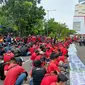 Ratusan pekerja perusahaan ekspedisi  menggeruduk kantor J&T di rumah kantor TangCity Mall, Cikokol, Kota Tangerang. (Foto:Liputan6/Pramita Tristiawati)