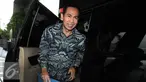 Terpidana kasus suap sengketa Pilkada Lebak Banten, Tubagus Chaeri Wardhana alias Wawan tersenyum saat turun dari mobil tahanan untuk menjalani pemeriksaan di Gedung KPK, Jakarta, Senin (21/3). (Liputan6.com/Helmi Afandi)
