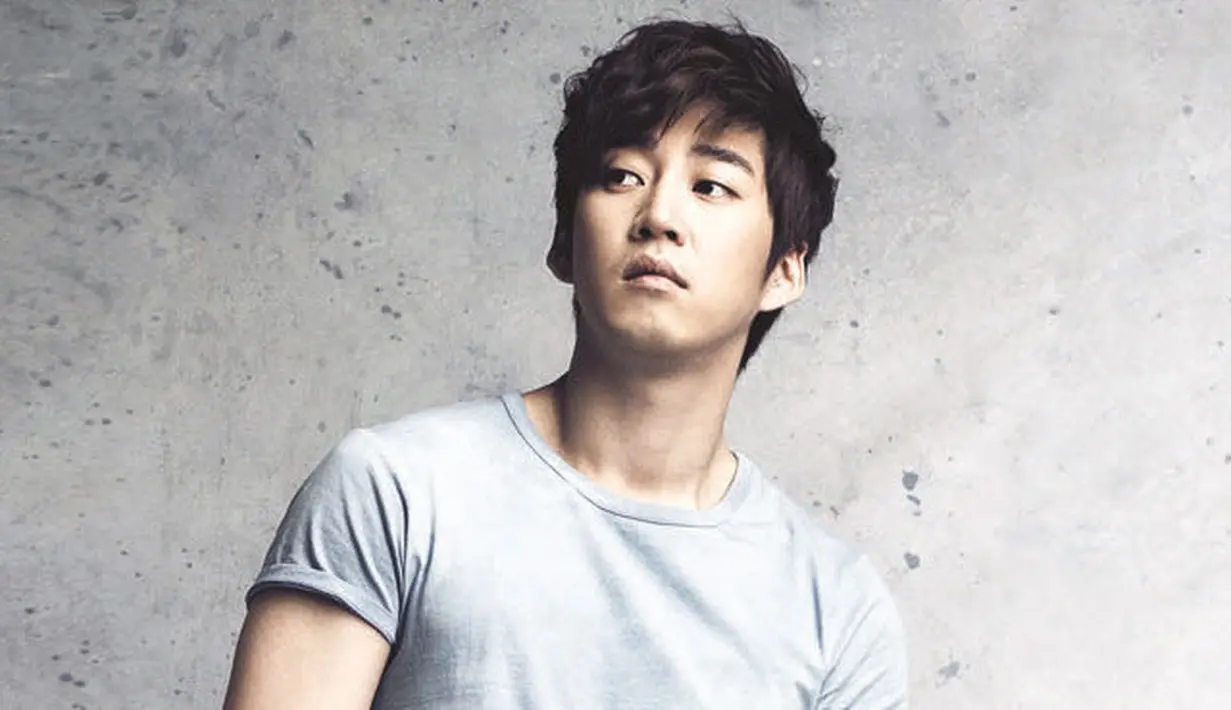 Siapa yang menyangka jika Yoon Kye Sang ternyata doyan makan. Hal itu terungkap saat kekasihnya hadir di acara Please Take Care of My Refrigerator pada 2015 lalu. (Foto: Soompi.com)