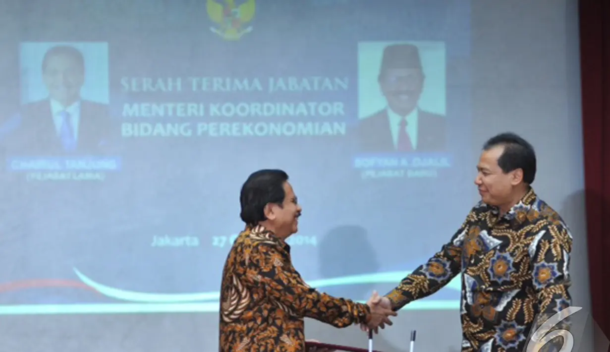 Menteri Koordinator Perekonomian, Sofyan Djalil (kiri) berjabat tangan dengan mantan Menko Perekonomian Chairul Tanjung saat serah terima jabatan di Jakarta, Senin (27/10/2014). (Liputan6.com/Andrian M Tunay)