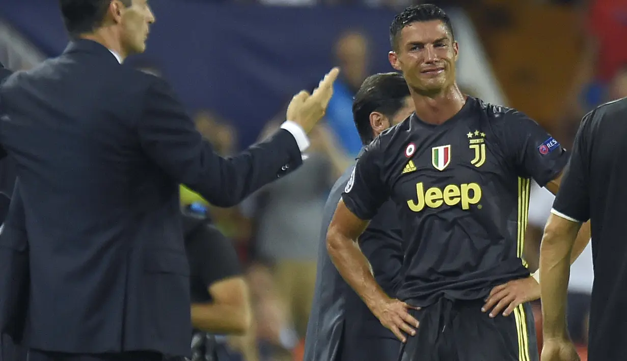 Striker Juventus, Cristiano Ronaldo, menangis usai mendapat kartu merah dari wasit saat melawan Valencia pada laga Liga Champions di Stadion Mestalla, Valencia, Rabu (19/9/2018). Juventus menang 2-0 atas Valencia. (AFP/Jose Jordan)