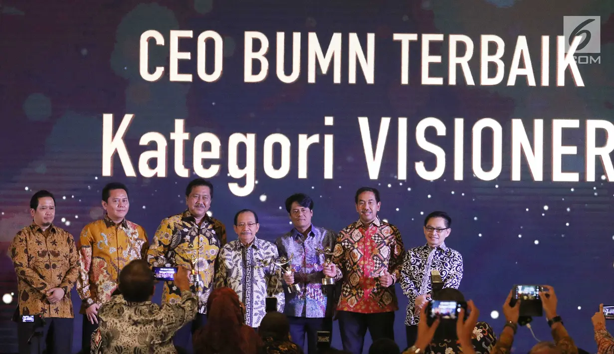 Para CEO BUMN berfoto bersama setelah mendapatkan penghargaan Anugerah BUMN 2017 di Jakarta, Jumat (15/9).  Pada tahun ini, 103 BUMN dan Anak Perusahaan BUMN ikut serta bersaing menjadi yang terbaik. (Liputan6.com/Angga Yuniar)