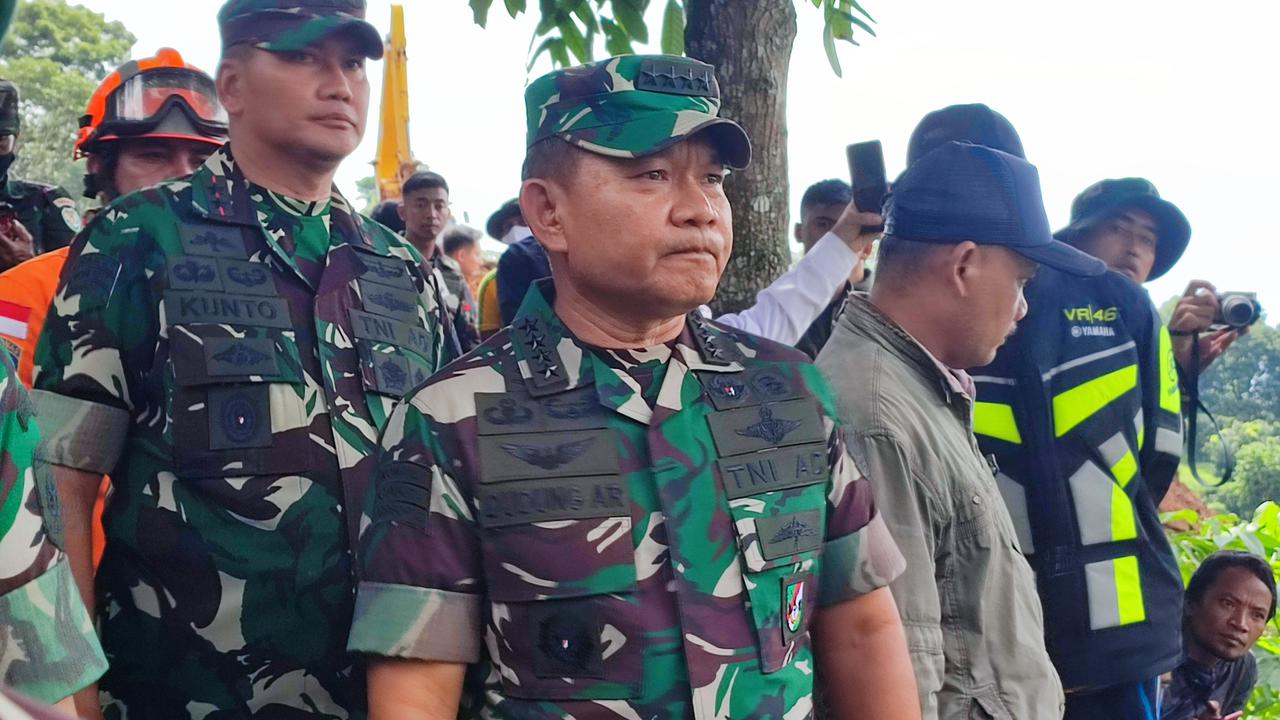 KSAD Dudung Abdurachman meninjau lokasi longsor dampak gempa Cianjur
