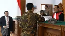 Tim biro hukum KPK menyerahkan dokumen sebelum dimulainya sidang praperadilan yang diajukan Irman Gusman di PN Jakarta Selatan, Selasa (25/10). Pekan lalu, sidang ditunda lantaran ketidakhadiran dari pihak tergugat yakni KPK.‎ (Liputan6.com/Helmi Afandi)
