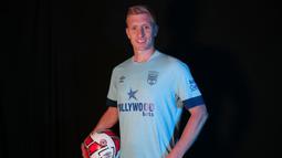 Ben Mee. Bek tengah Inggris berusia 32 tahun yang merupakan lulusan Akademi Manchester City ini dipermanenkan Burnley dari The Citizens sejak tengah musim 2011/2012 usai setengah musim berstatus pinjaman. Setelah Burnley terdegradasi di akhir musim 2021/2022, ia dipastikan akan tetap bermain di Premier League 2022/2023 dengan bergabung bersama Brentford dengan status bebas transfer dengan durasi kontrak hingga Juni 2024. Bersama Burnley ia total tampil dalam 376 laga di semua ajang dengan torehan 12 gol dan 12 assist. (brentfordfc.com)