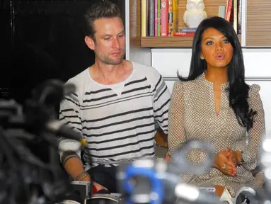 Farah Quinn bersama suami, Carson Quinn, melakukan konferensi pers di rumahnya, Mampang, Jakarta, Sabtu (10/5/14). (Liputan6.com/Miftahul Hayat)