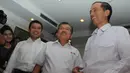 Mantan Wakil Presiden Jusuf Kalla bertemu dengan calon presiden PDIP Jokowi di Bandara Halim Perdanakusuma (Liputan6.com/Herman Zakharia)