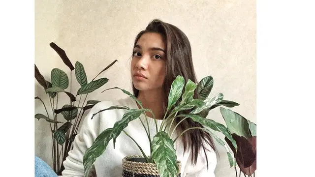 Hobi Berkebun, Ini 6 Potret Angela Gilsha dengan Tanaman Kesayangan