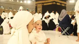 "Rasanya pertama kali tawaf muterin 7 kali gendong kamari aku pikir aku gabakal kuat atau bakal lelah .. tapi bener &ldquo; tak terasa sama sekali gendong muterin ka&rsquo;bah gendong kamari sambil berdoa," tutur Jennifer. (Foto: Instagram/ jennifercoppenreal20)