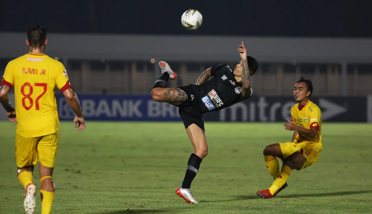 Pemain Tira Persikabo, Ciro Alves, mengontrol bola saat melawan pada Bhayangkara FC laga Liga 1 2019 di Stadion Madya, Senayan, Jakarta, Kamis (4/7/2019). Kedua tim bermain imbang 1-1. (Bola.com/Yoppy Renato)