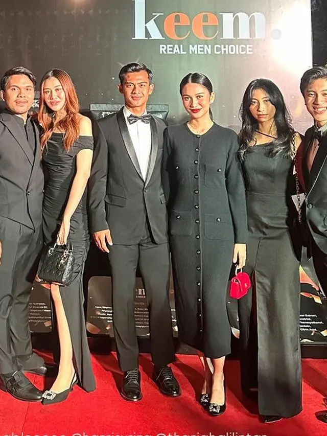 Tampilan Formal Azizah Salsha dan Pratama Arhan. [@ragahdo]