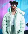 Bad Bunny tampil mengenakan jaket puff berwarna hijau mint, dengan nuansa streetwear. Ia memadukannya dengan celana panjang berwarna hijau keabuan dan tank top putih. Foto: Instagram.