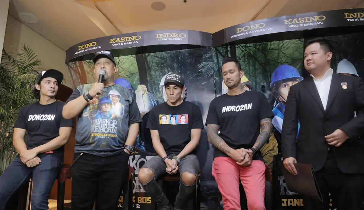 "Lukisan poster pertama kali di pesawat ini juga kami sudah ngecek database kami, juga website line bahwa belum pernah ada film di Indonesia yang menggunakan pesawat terbang sebagai sarana promosinya," lanjut Osmar. (Nurwahyunan/Bintang.com)