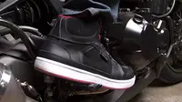 Tetap Menggunakan sepatu saat mengemudi sepeda motor. (motorcycle-superstore.com)