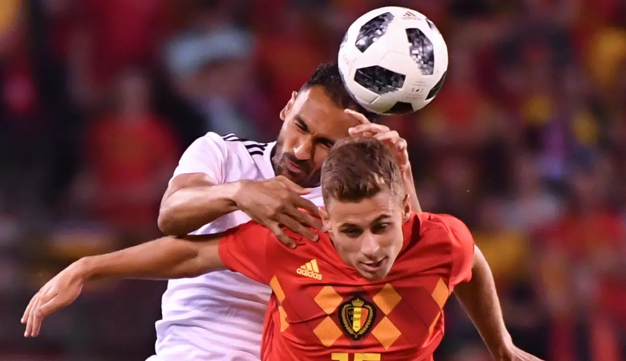 Pemain Belgia Thorgan Hazard berebut bola dengan pemain Mesir Ahmed Elmohamady saat pertandingan persahabatan di stadion King Baudouin di Brussels (6/6). Pada pertandingan ini Mohamed Salah belum bisa bermain membela negaranya. (AP/Geert Vanden Wijngaert)