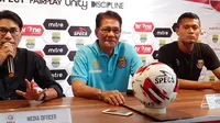 Pelatih Persibat, Freddy Muli, dalam sesi konferensi pers jelang pertandingan melawan Bandung United, Sabtu (6/7/2019). (Bola.com/Erwin Snaz)