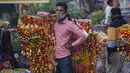 Seorang pedagang yang mengenakan masker menjual hiasan gantung di pasar yang ramai di New Delhi, India (5/11/2020). Total 50.210 kasus baru COVID-19 terdeteksi di India dalam 24 jam terakhir, menurut data terbaru yang dirilis oleh Kementerian Kesehatan dan Kesejahteraan Keluarga India. (Xinhua/Javed
