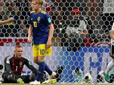 Pemain Jerman Marco Reus membawa bola usai membobol gawang Swedia dalam pertandingan Piala Dunia 2018 di Stadion Fisht, Rusia (23/6). Jerman menang dramatis atas Swedia dengan skor akhir 2-1. (AP/Rebecca Blackwell)