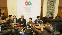 Menlu Retno Marsudi (kanan) bersama Menlu Fiji Ratu Inoke Kubuabola disela acara KAA ke-60 di JCC, Jakarta (19/4/2015). Pertemuan bertujuan untuk memperkuat hubungan diplomatik kedua negara khususnya dibidang ekonomi. (Liputan6.com/Herman Zakharia)