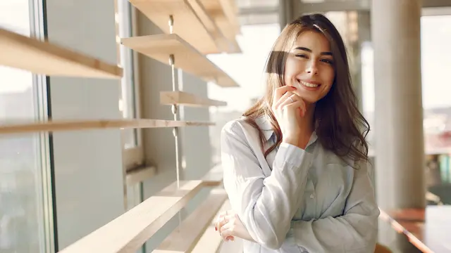 wanita juli senyum jendela