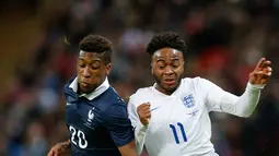 Gelandang Inggris, Raheem Sterling (kanan) berebut bola dengan gelandang Prancis, Kingsley Coman pada laga persahabatan di Stadion Wembley, London, (18/11). Inggris menang atas Prancis dengan skor 2-0. (Reuters/Carl Recine)
