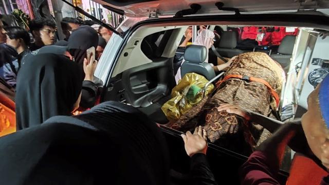 Pendaki Gunung Marapi yang meninggal dunia saat tiba di rumah duka di Pekanbaru.