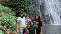Main Ke Air Terjun, Ini 7 Momen Liburan Audy Item dan Iko Uwais