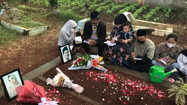 7 Potret Keluarga Haji Faisal Ziarah Makam dalam Momen Ulang Tahun Bibi Ardiansyah