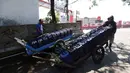 Pedagang bersiap mengisi jeriken dengan air bersih untuk segera didistribusikan kepada pelanggan di Kawasan Muara Angke, Jakarta, Kamis (28/5/2026). (Kapanlagi.com/Budy Santoso)