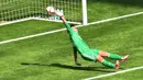 Kiper Jepang, Ayumi Kaihori, gagal menghalau bola yang meluncur ke gawangnya dan berbuah gol bagi AS. (AFP PHOTO/NICHOLAS KAMM)