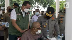 Kapolda Metro Jaya Irjen Pol Fadil Imran (kanan) dan Plt Wali Kota Bekasi Tri Andhianto (kiri) berbincang dengan warga lansia yang mengikuti vaksinasi di Alun-Alun Bekasi, Jawa Barat, Rabu (23/2/2022). Sebanyak 600 dosis vaksin Sinovac disiapkan dalam vaksinasi ini. (Liputan6.com/Herman Zakharia)