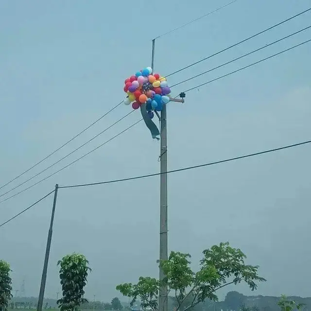 10 Potret Absurd Benda Nyangkut di Kabel Listrik, Ada Jemuran Hingga Mobil