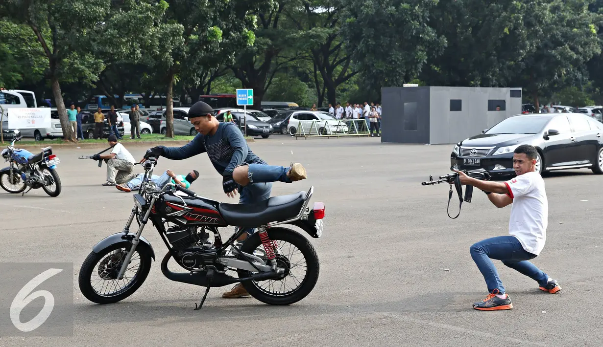 Petugas beraksi sebagai teroris saat simulasi yang dilakukan Polda Metro Jaya di Senayan, Jakarta, Kamis (26/5). Simulasi tersebut digelar sebagai bentuk kesiapan petugas dalam menghadapi aksi terorisme. (Liputan6.com/Immanuel Antonius)
