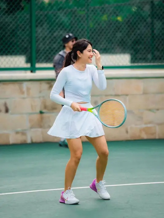 Dian Sastro seolah jadi kepala geng dengan outfit tennis bernuansa pastel yang super cerah [@therealdisastr]