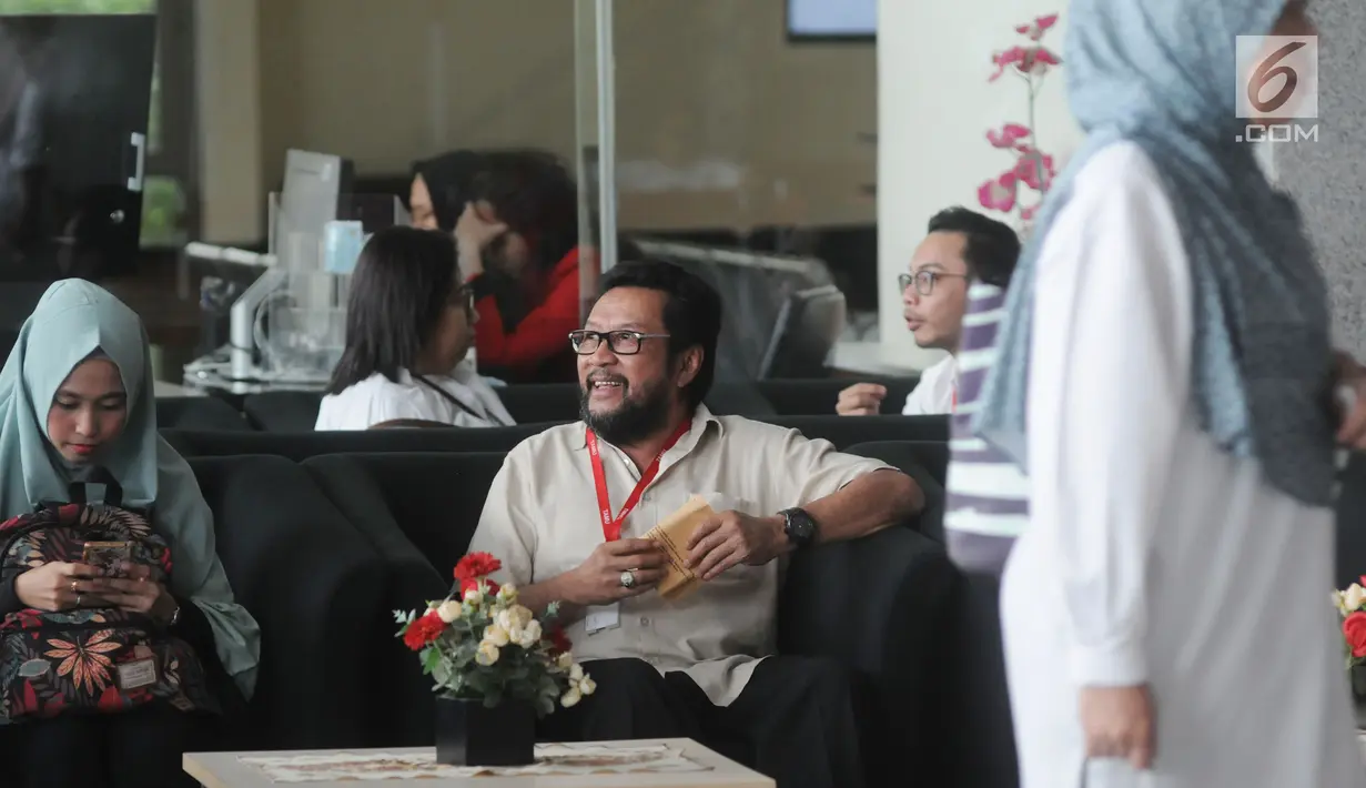 Politikus Partai Golkar Yorrys Raweyai menunggu di lobi gedung KPK, Jakarta, Senin (14/5). Yorrys diperiksa sebagai saksi untuk tersangka Anggota Komisi I DPR dari Fraksi Golkar, Fayakhun Andriadi. (Merdeka.com/Dwi Narwoko)