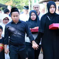 Suasana Pemakaman Alm. Ayahanda Narji (Adrian Putra/bintang.com)