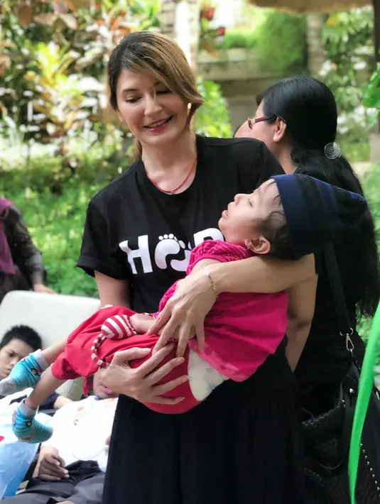 Tamara Bleszynski sudah bergabung dengan Yayasan Soleman Indonesia sejak 2015. Wanita yang punya wajah awet muda ini sudah pergi ke berbagai pelosok di Bali untuk memberikan bantuan. (Foto: instagram.com/tamarableszynskiofficial)