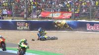 Pebalap Marc VDS Honda, Jack Miller, mendorong rider Aspar Ducati, Alvaro Bautista, setelah keduanya bersenggolan dan terjatuh pada balapan MotoGP Spanyol di Sirkuit Jerez, Minggu (7/5/2017). (Bola.com/Twitter/crash_motogp)