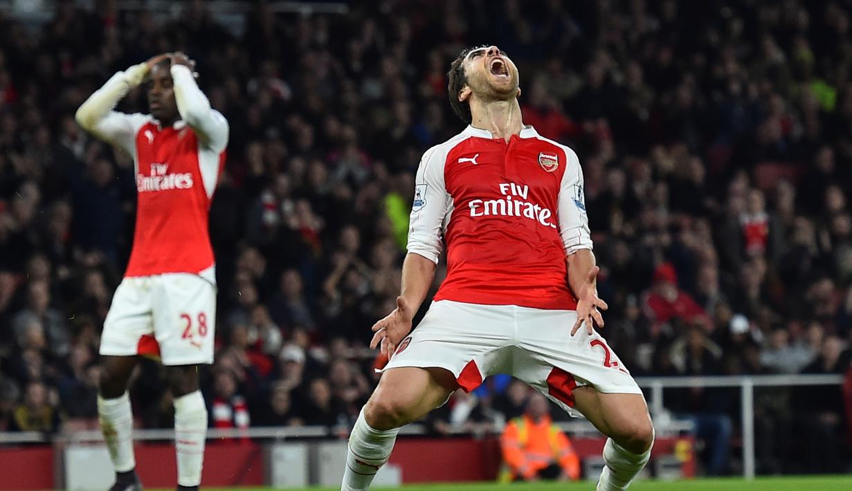 Ekspresi pemain Arsenal, Joel Campbell (kiri) dan Mathieu Flamini, setelah gagal memanfaatkan peluang di depan gawang Chelsea dalam lanjutan Liga Inggris di Stadion Emirates, London, (24/1/2016). (AFP/Ben Stansall)