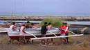 Jelang kedatangan Topan Super Man-yi, pemerintah Filipina mulai melakukan evakuasi ribuan warga di kawasan pesisir negara itu pada Sabtu (16/11/2024). (CHARISM SAYAT/AFP)