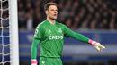 Asmir Begovic. Kiper asal Bosnia Herzegovina berusia 34 tahun ini baru semusim memperkuat Everton usai didatangkan dari AFC Bournemouth pada awal musim 2021/2022. Menjadi pelapis Jordan Pickford, ia baru tampil dalam 6 laga di semua ajang dengan torehan 2 kali clean sheet. (AFP/Anthony Devlin)