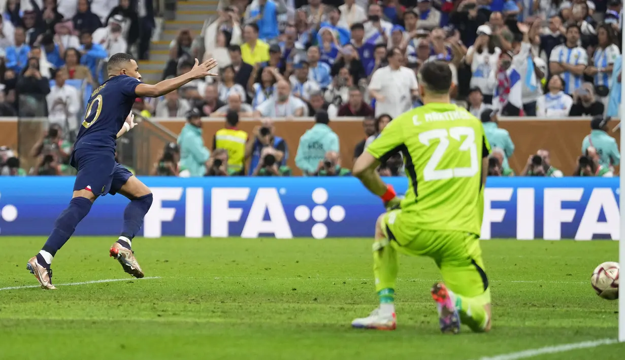 Pemain Timnas Prancis, Kylian Mbappe melakukan selebrasi setelah mencetak gol ketiga Prancis ke gawang Timnas Argentina melalui eksekusi penalti dalam laga final Piala Dunia 2022 di Lusail Stadium, Lusail, Qatar, Minggu (18/12/2022) malam WIB. (AP Photo/Manu Fernandez)